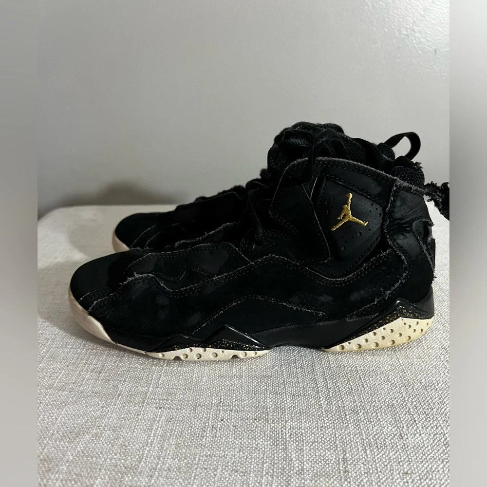 ✨Nike‎ Jordan True Flight youth size 3 Black and gold.
